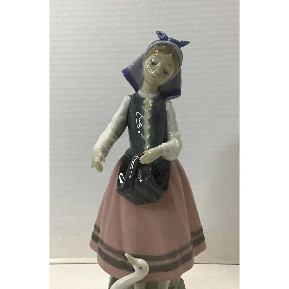 LLADRO Retired Porcelain Josefa‎ Feeding Duck Number 5201 Pink Gray Blue READ